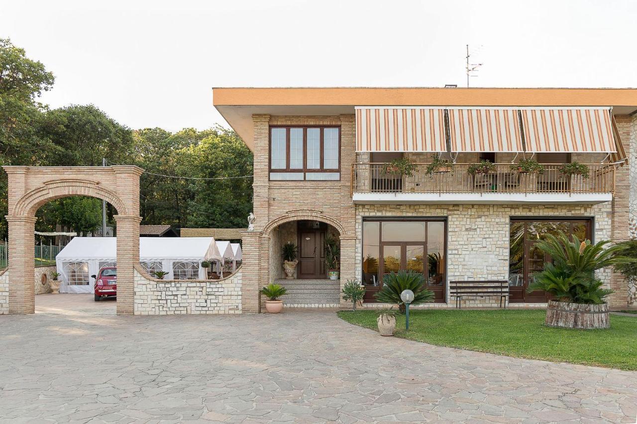 Rooms & Restaurant Il Castagneto Campagna Bagian luar foto